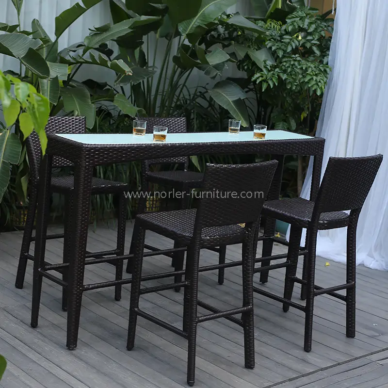 तपाईंको घरपछाडि वा आँगनको लागि उत्तम आउटडोर बार सेट कसरी छनौट गर्ने